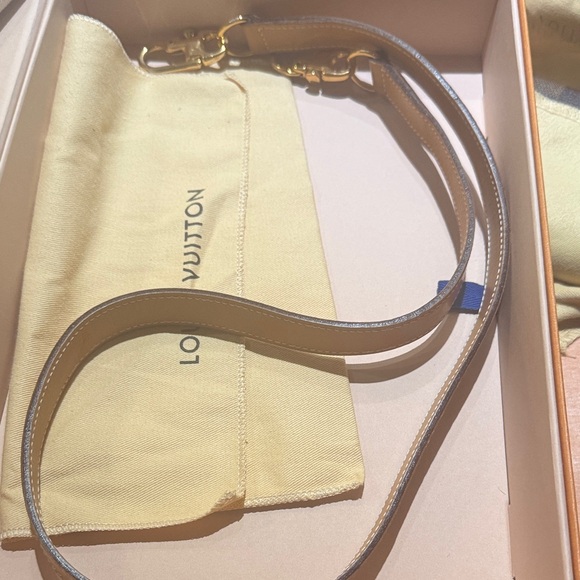 AUTHENTIC LUXURY LOUIS VUITTON VACHETTA LEATHER STRAP 1” WIDE WITH GOLD HARDWARE - Picture 2 of 4